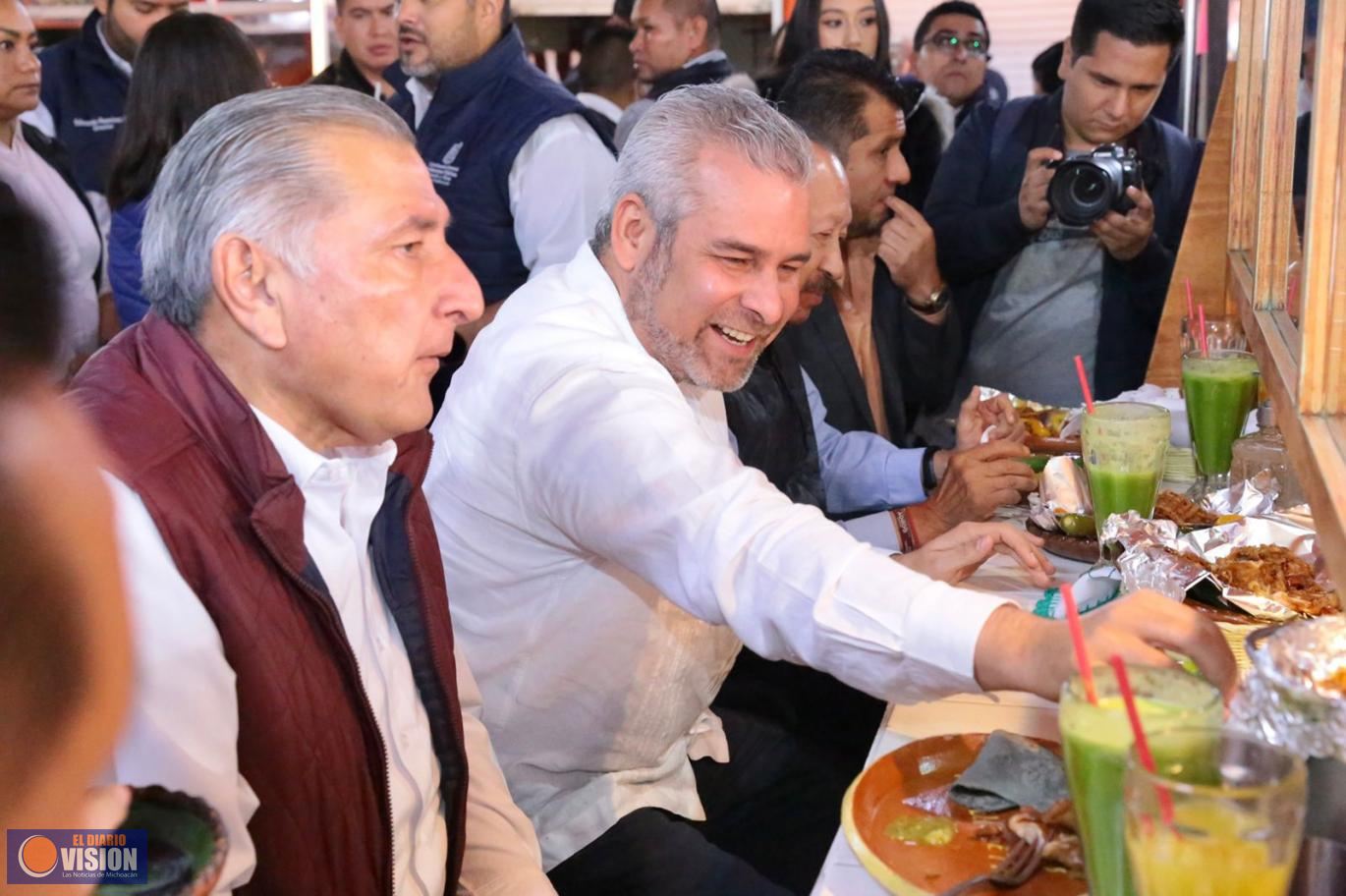 Desayunan Bedolla y Adán Augusto en mercado de Paracho