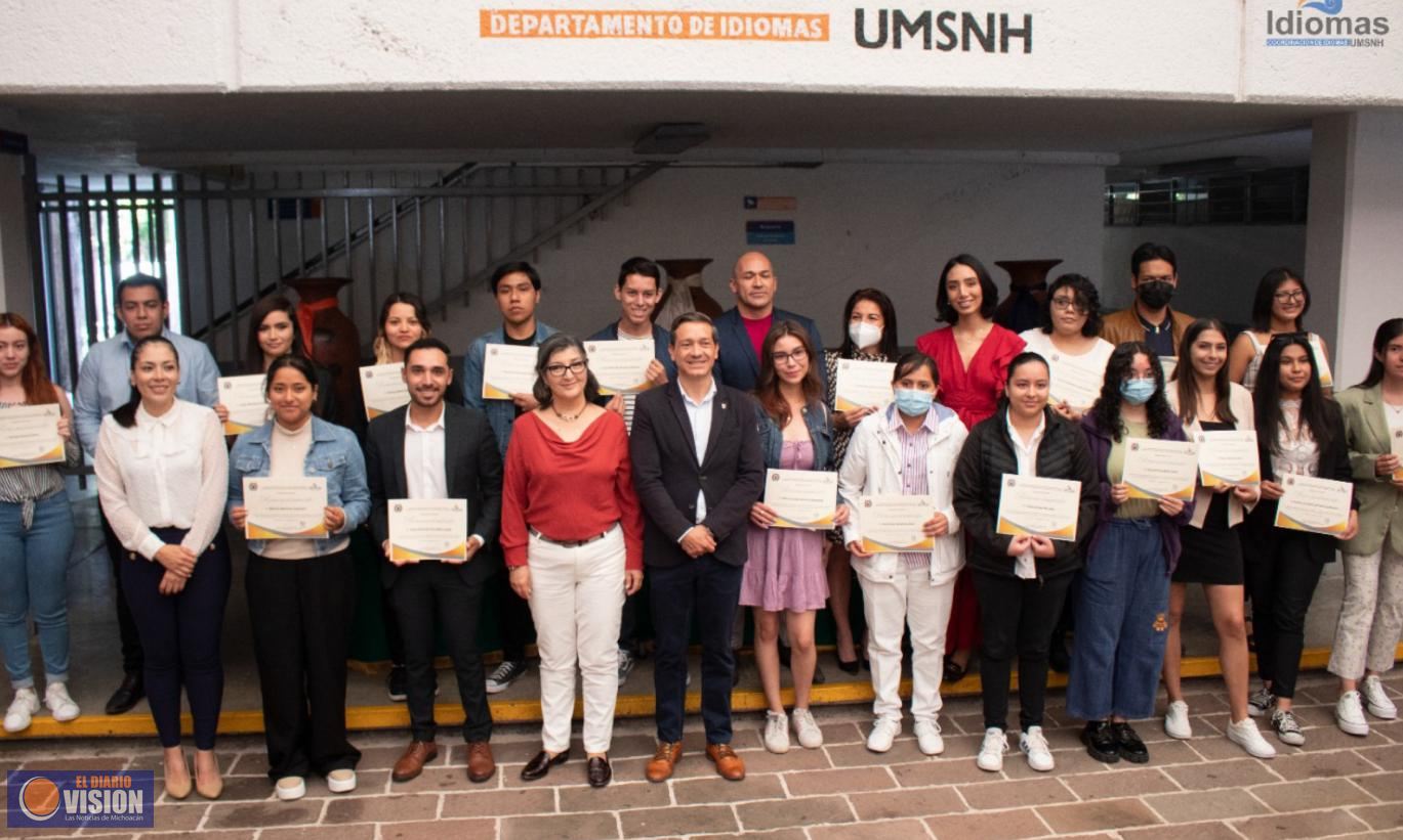 Departamento de Idiomas entrega 21 becas para estancias en el extranjero   