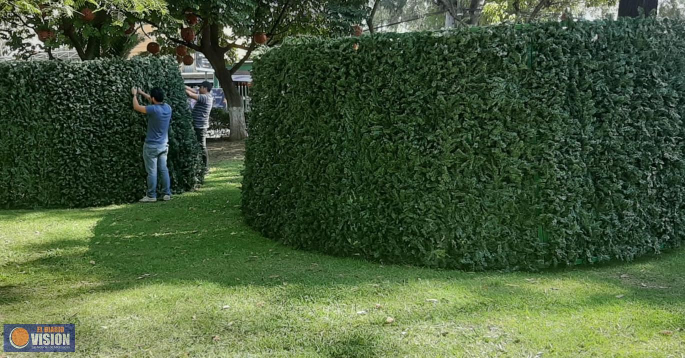 Llegó el árbol monumental a la Villa Navideña