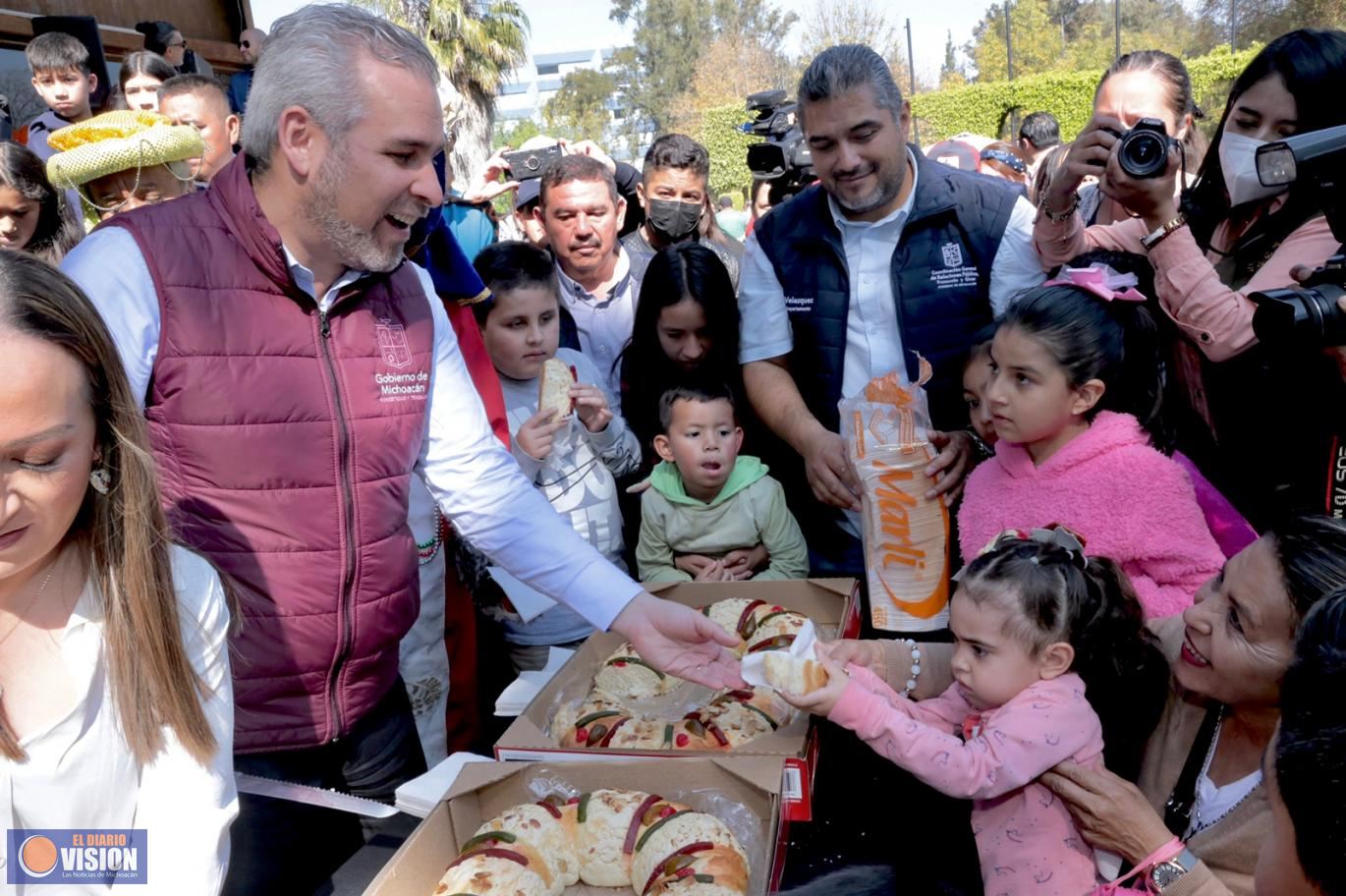 Festeja Bedolla el Día de Reyes Magos con niñas y niños de Michoacán