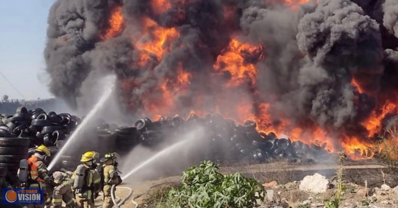 Atiende PC estatal incendio en recicladora en Tarímbaro