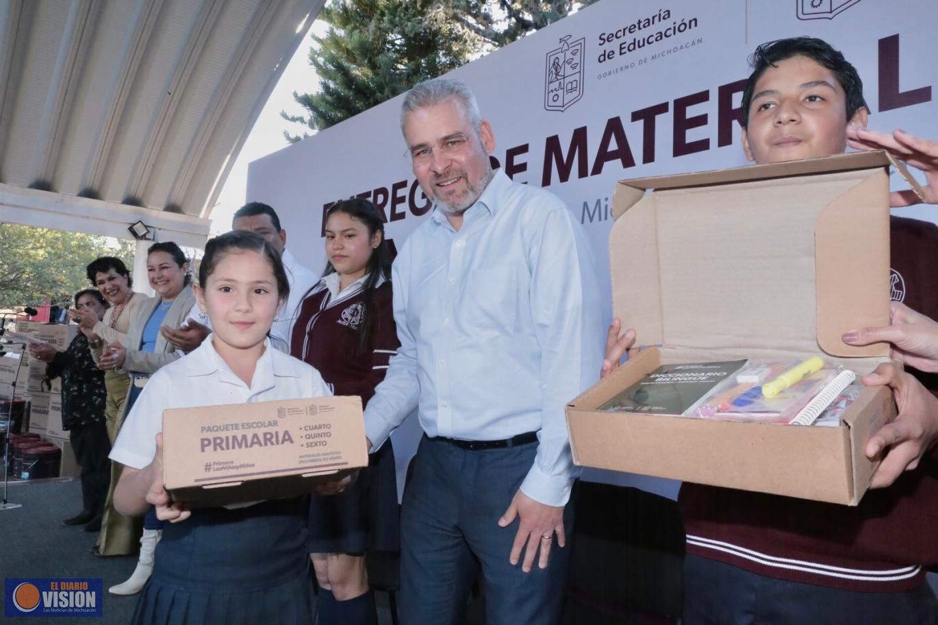 Bedolla encabeza entrega de material escolar en Jiquilpan