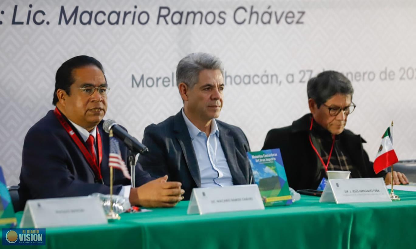 Reconoce Hernández Peña trabajo de autor del libro 