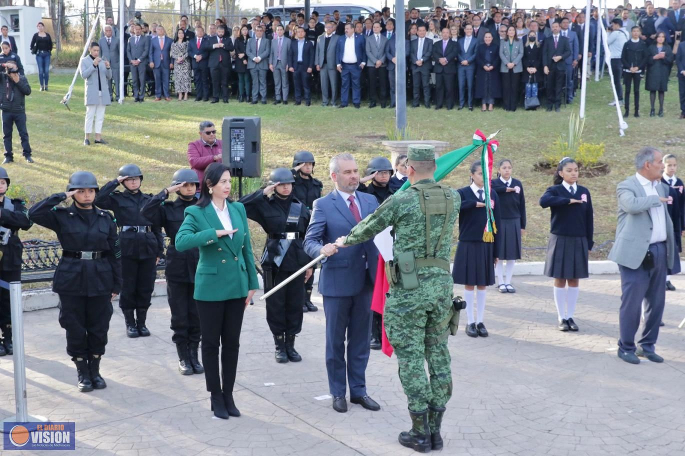 Encabeza Bedolla acto por Día de la Bandera