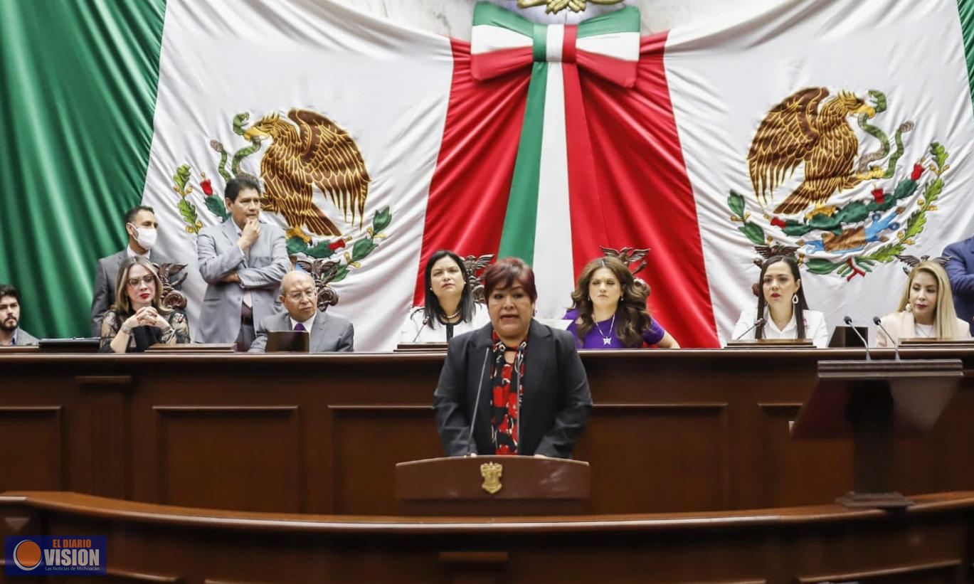 Recibe Fermina Arellano condecoración “La Mujer Michoacana 2023”