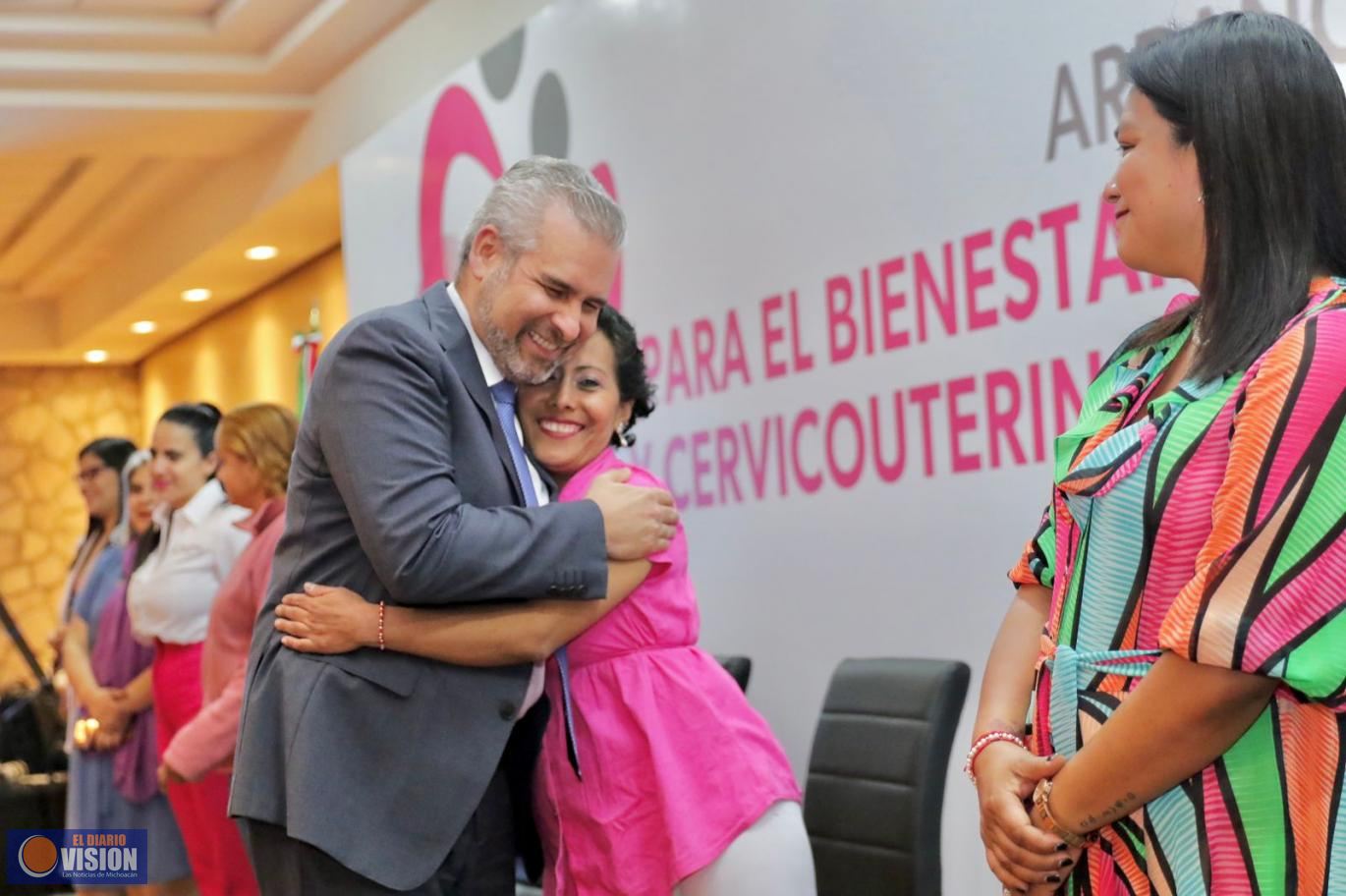 Bedolla entrega apoyos a mujeres que padecen cáncer; “no están solas”, alienta el gobernador