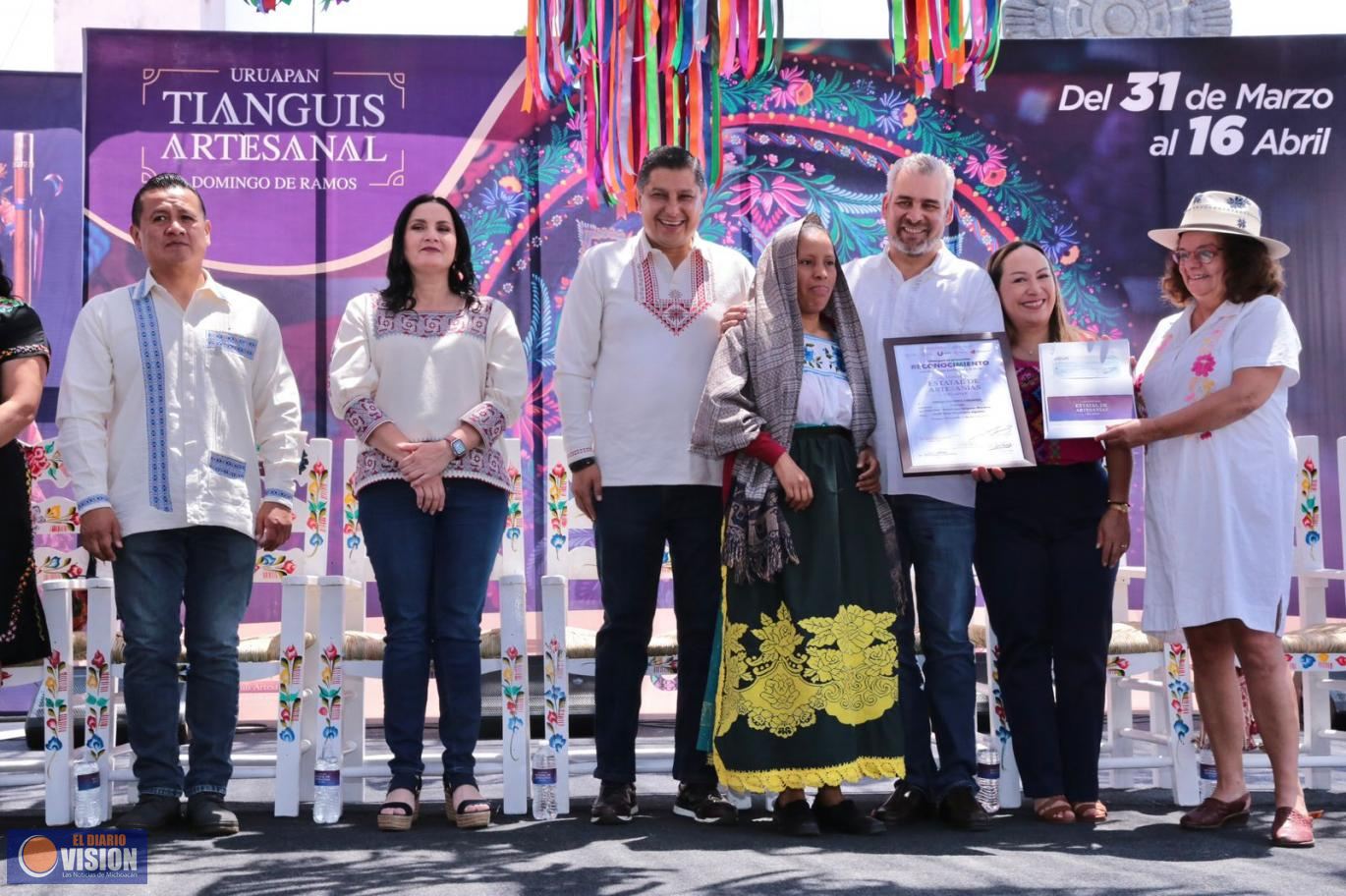 Premia Bedolla a ganadores de los concursos de Artesanías e Indumentaria Tradicional