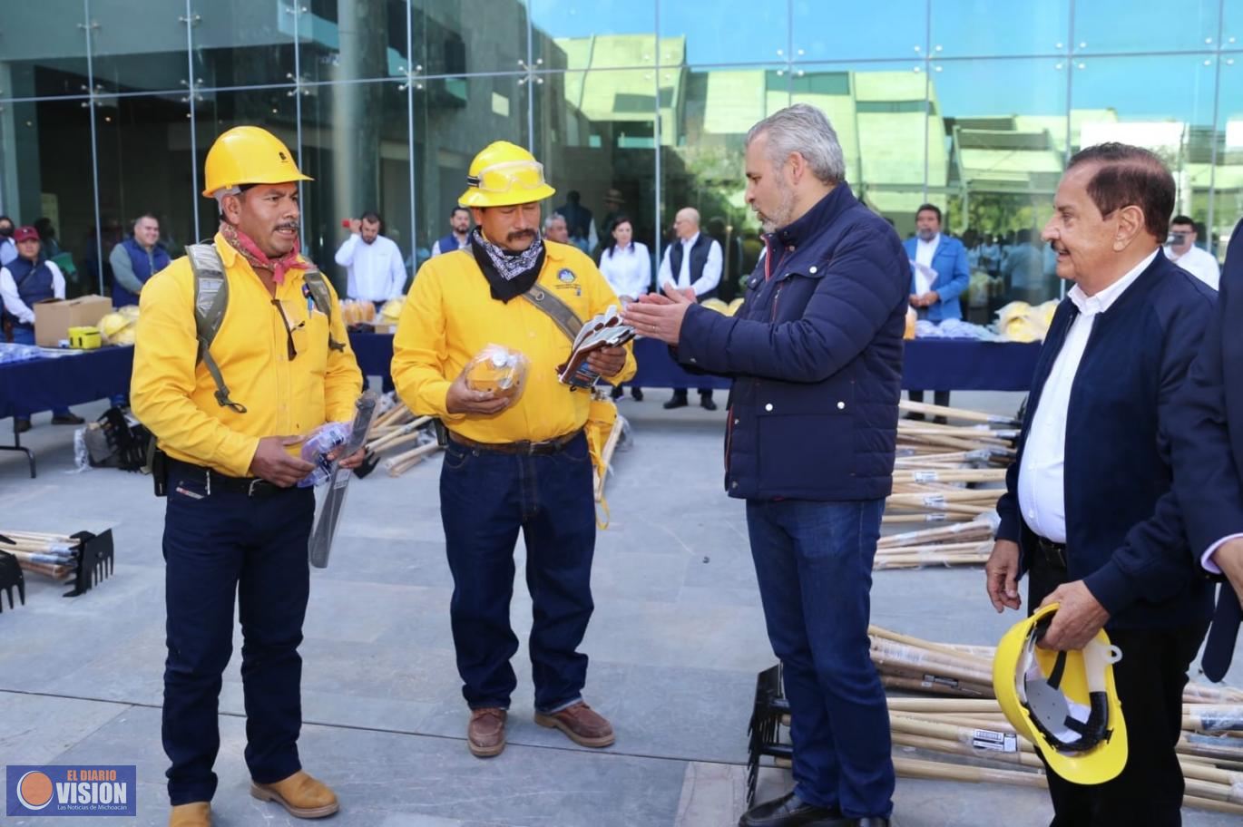 Helicópteros oficiales podrán utilizar hoyas de agua para mitigar incendios: Bedolla