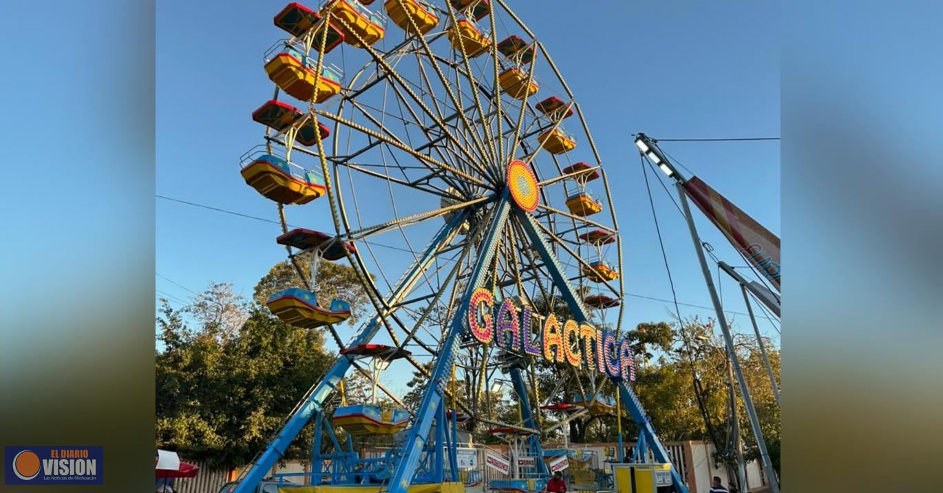 Rueda de la fortuna y juegos mecánicos, atracciones en la Kermés del DIF en Cuitzeo