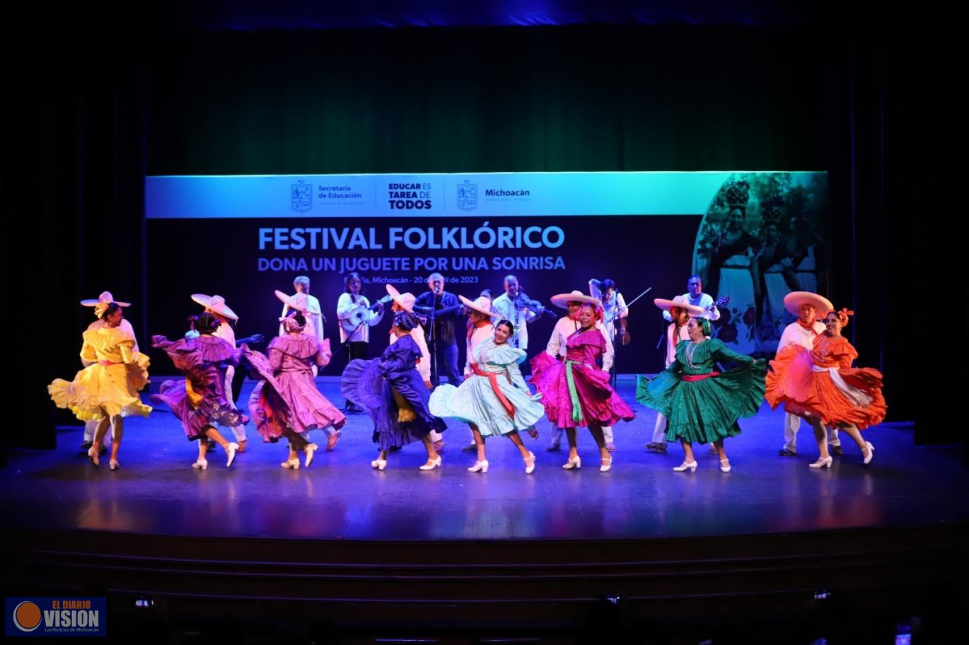 Festival Folklórico de la SEE recauda juguetes para niñas y niños