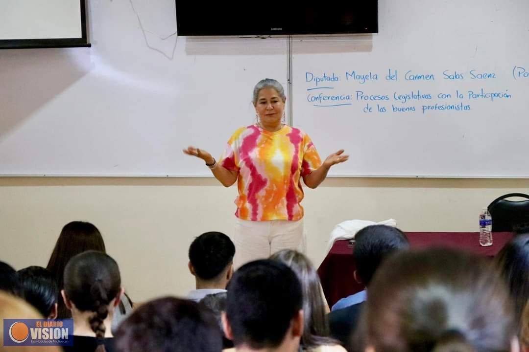 Mayela Salas Saénz, imparte una charla a estudiantes de Derecho de la UVAQ