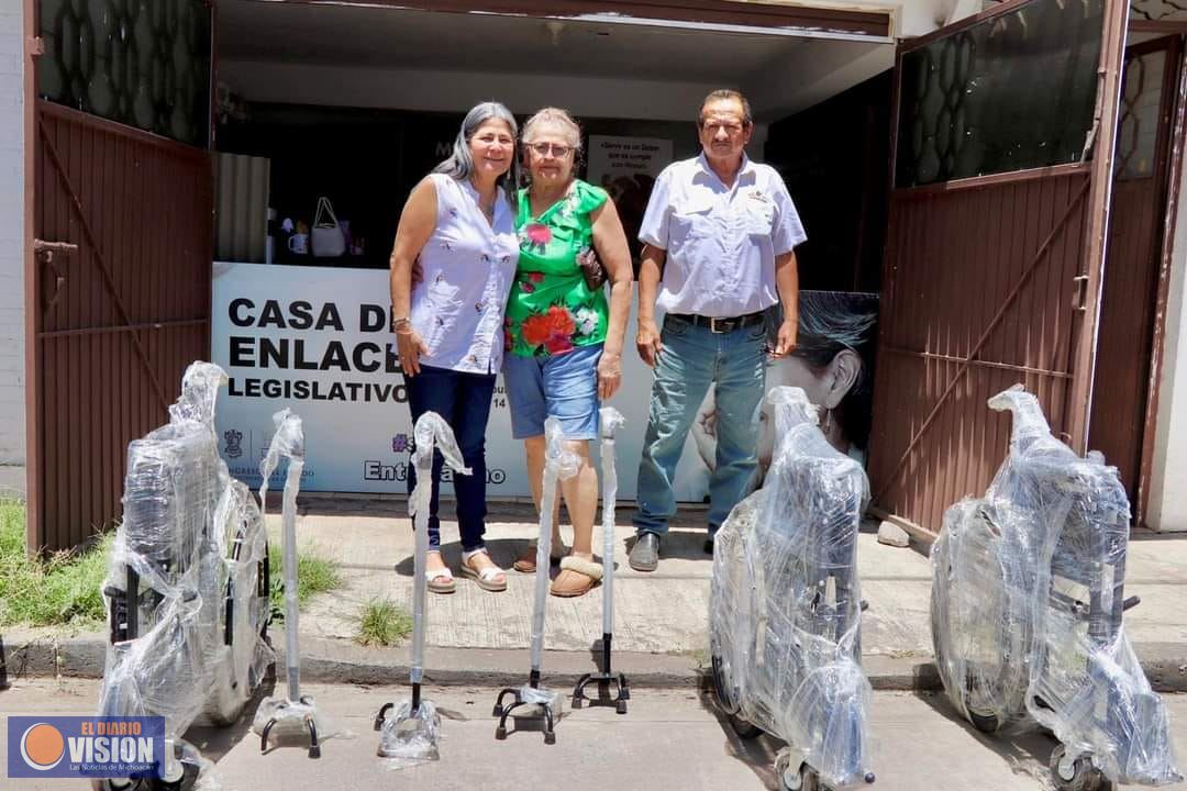 Mayela Salas Sáenz entrega apoyos a personas con discapacidad.