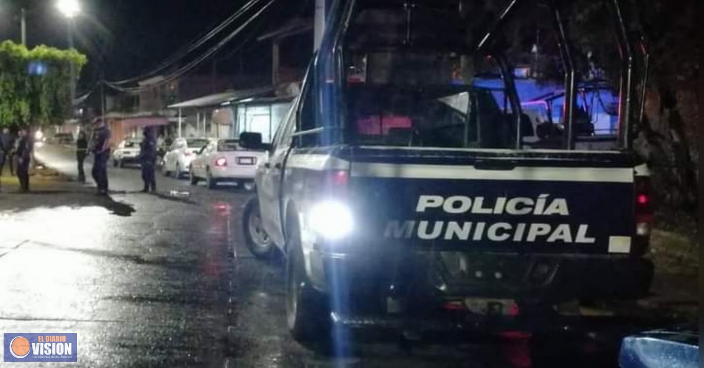 Ataque a balazos a base de taxis en Uruapan, deja un muerto y un lesionado