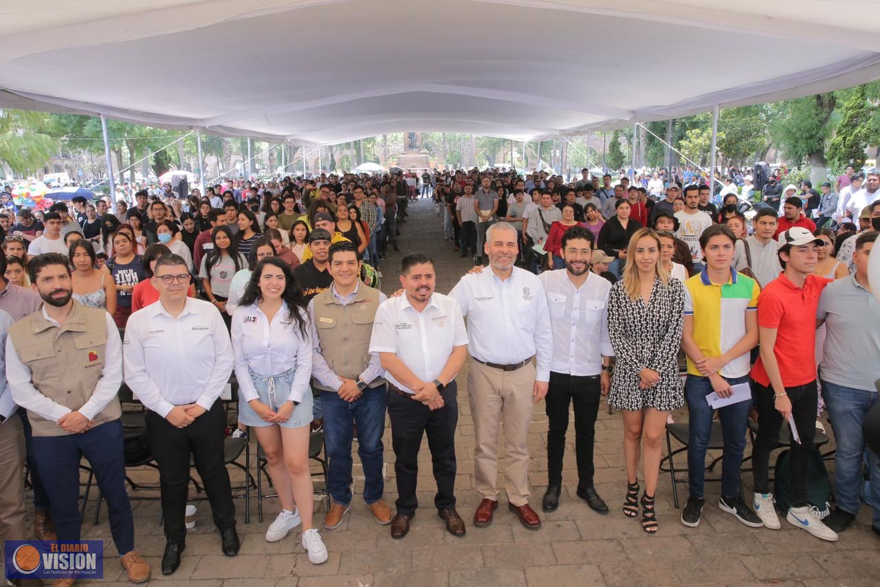 Entrega Bedolla tarjetas del Banco Bienestar a beneficiarios de Jóvenes Construyendo el Futuro