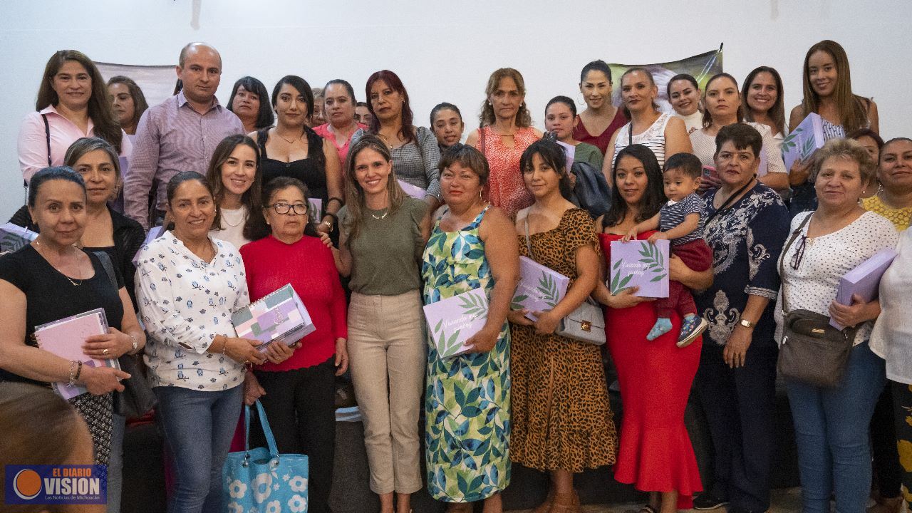 Daniela De Los Santos, reconoce a mujeres por su labor social 