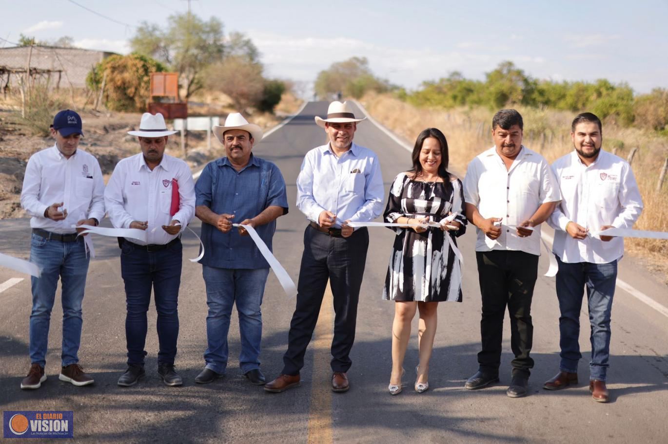 Bedolla inaugura rehabilitación carretera en Parácuaro