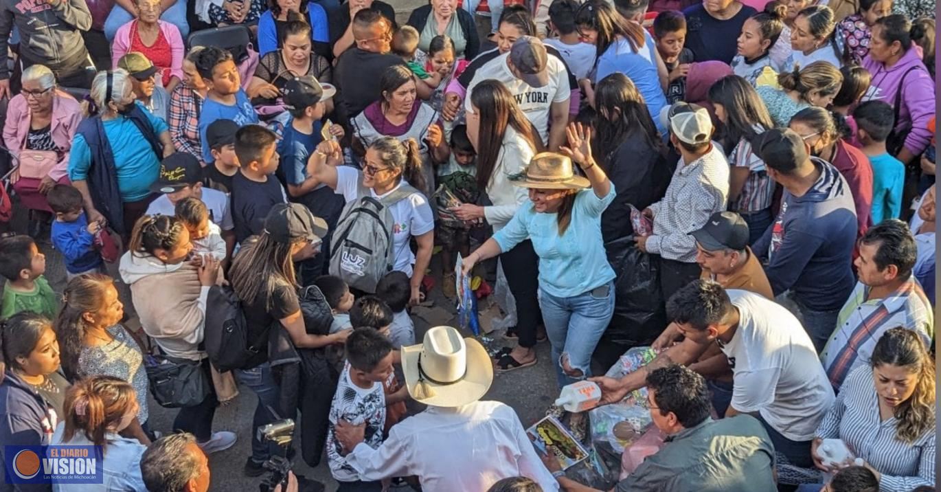 Dip. Luz García festejó a las madres y niños de Huiramba