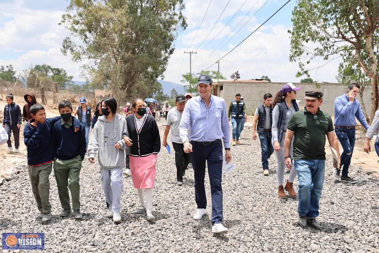 Alfonso Martínez supervisa importante obra de pavimentación al Sur de Morelia