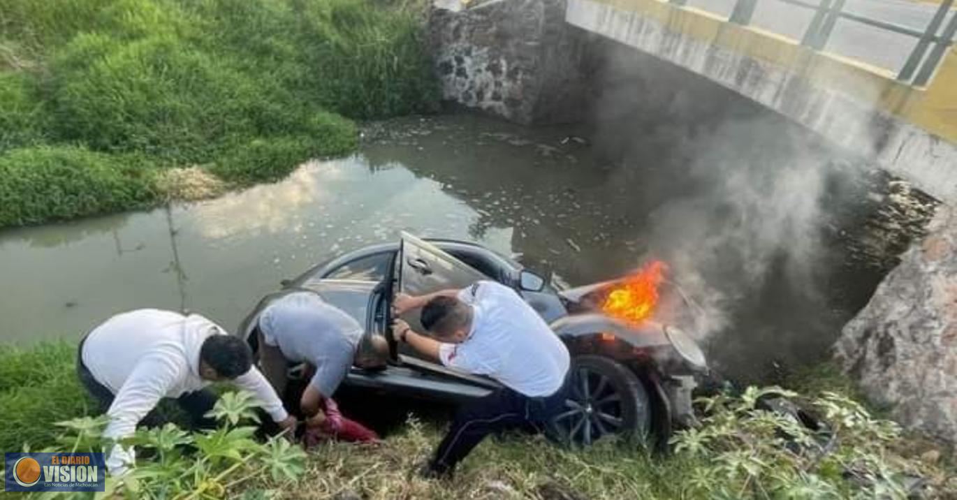 Agentes de Tránsito rescatan a mujer, tras accidente e incendio de su vehículo: SSP