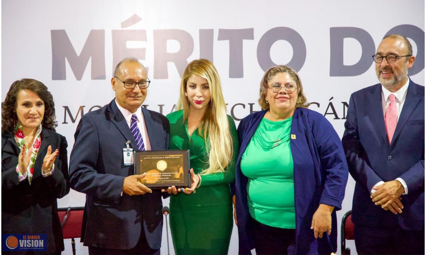 Condecoran a la Normal de Arteaga con la Medalla “Michoacán al Mérito Docente“