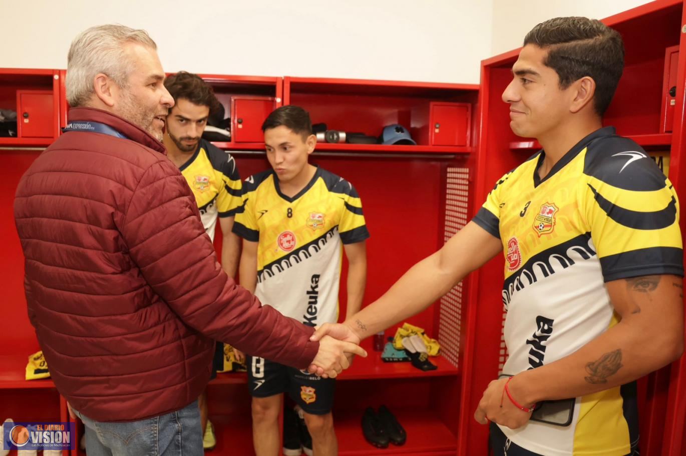 En vestidores. Bedolla alentó al plantel del Morelia antes del partido de la final