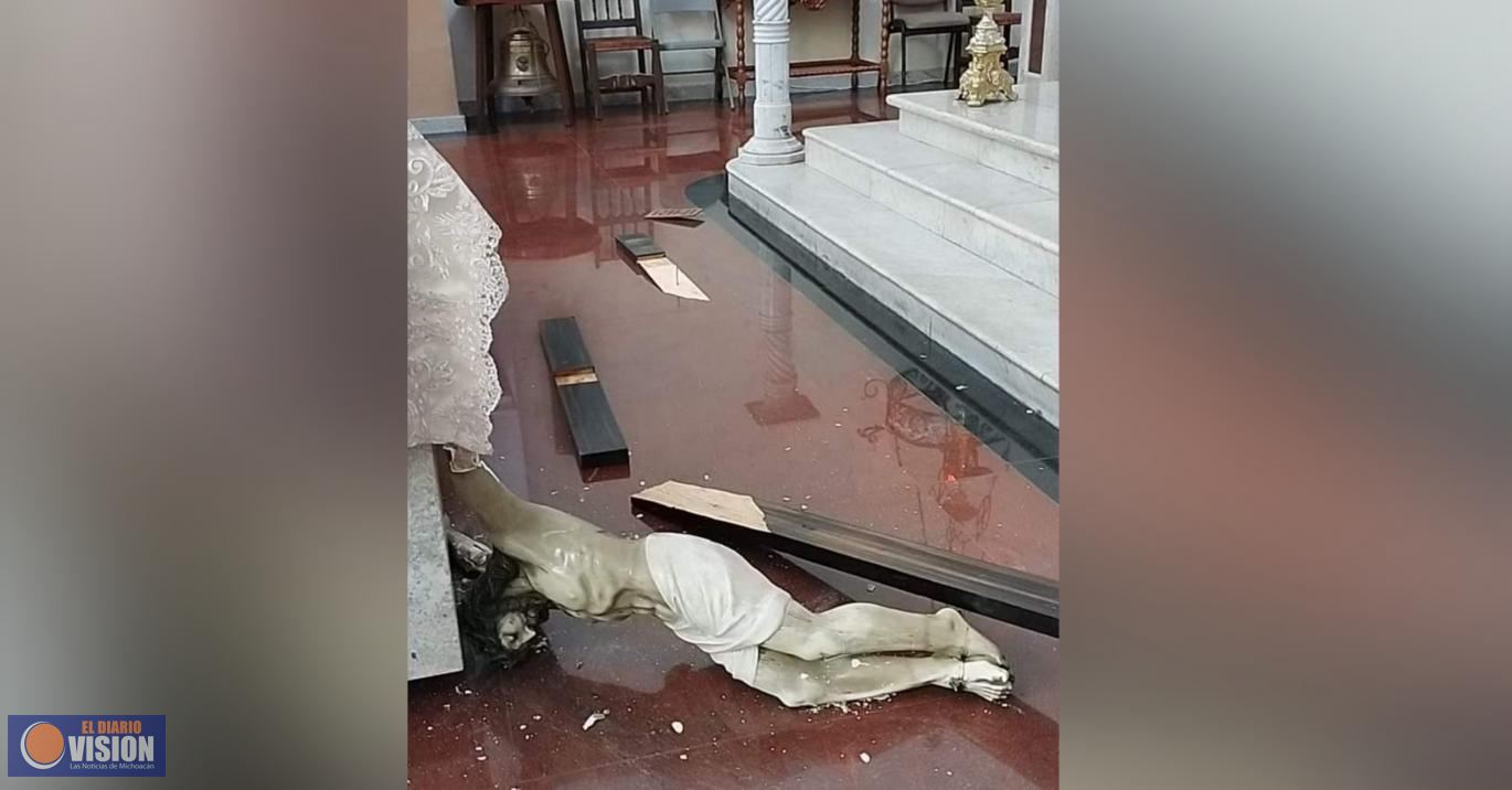 Enfurecido sujeto irrumpe en templo, destruye imágenes y tira cuadros religiosos