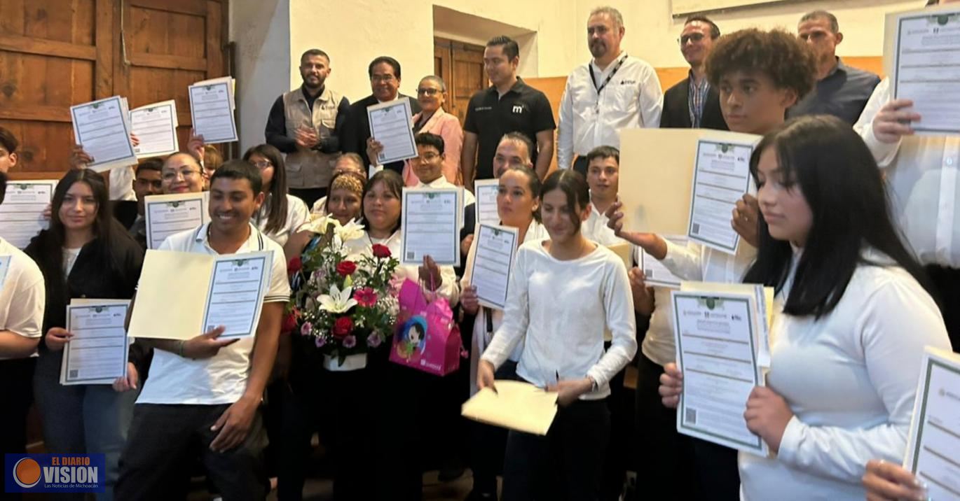 Primer entrega de certificados de Primaria y secundaria