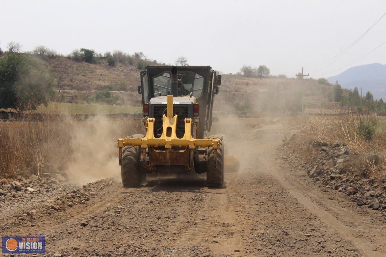 Gobierno de Morelia rehabilita 300 km de caminos rurales