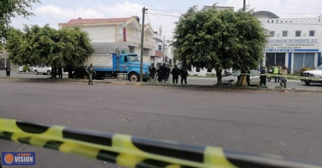 En duelo a balazos, muere un motociclista y un chofer de un auto