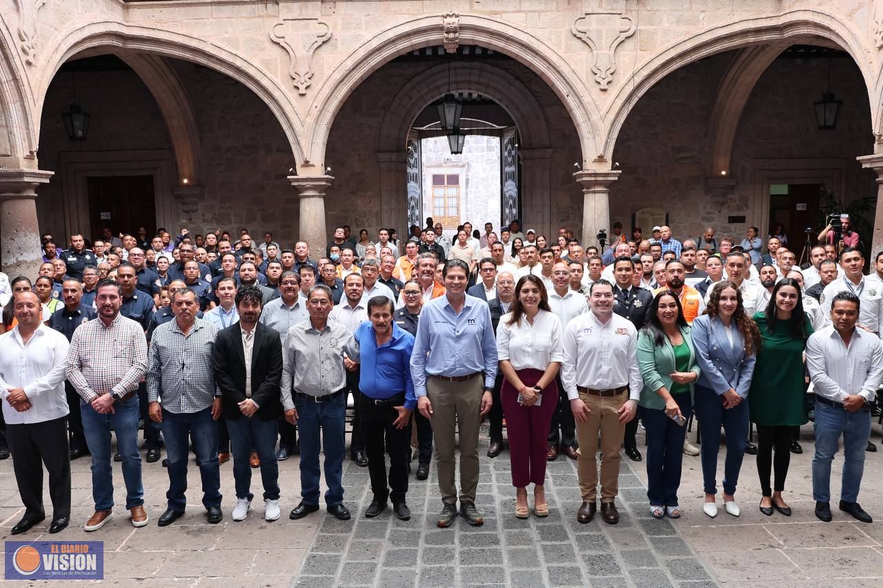 Alfonso Martínez reconoce a 162 trabajadores por su intervención en el Mercado Independencia