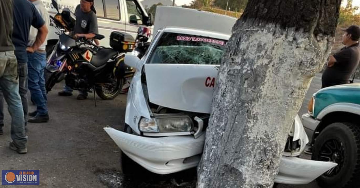 7 lesionados, durante un choque de taxi con árbol