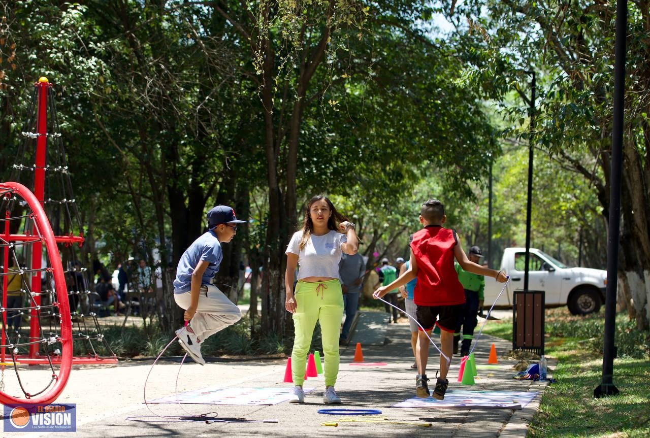 Pasean familias con sus lomitos en Parques Caninos del Boulevard García de León