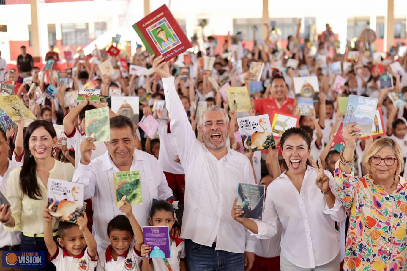 Bedolla fortalece históricamente la educación en Apatzingán