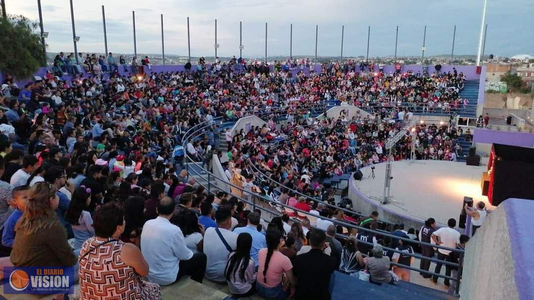 Nuevo récord: mil 450 personas abarrotan el Teatro Chucho Monge