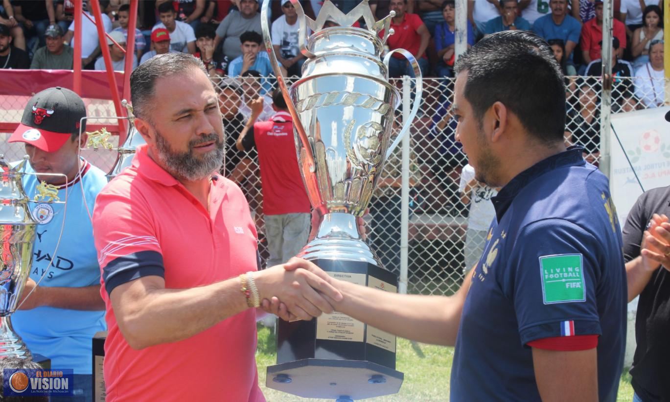 Alcalde León Balbanera, asiste a final de Liga Futbol Amateur Zacapu A.C.