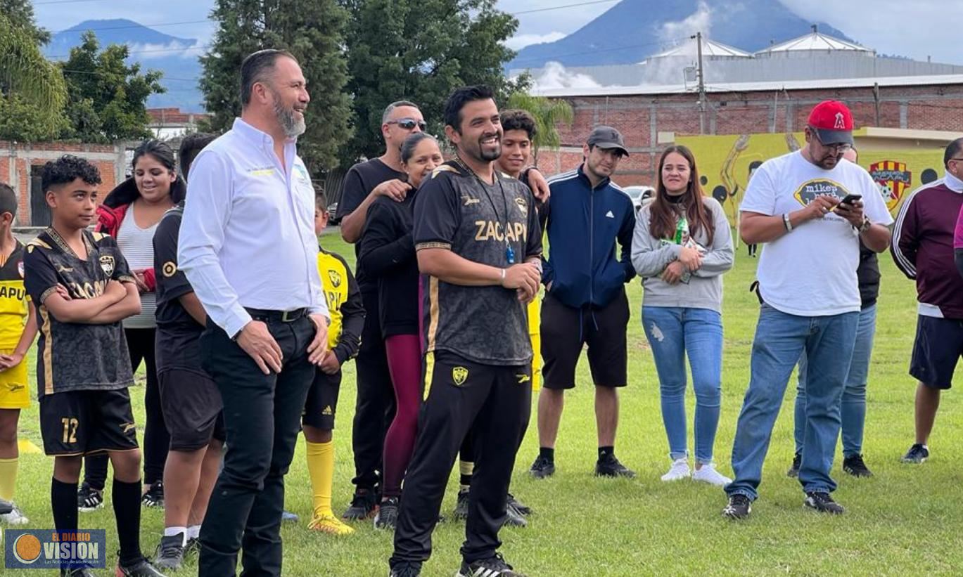 Alcalde León Balbanera, visita equipo de fútbol Infantil Cefor Guerreros Zacapu