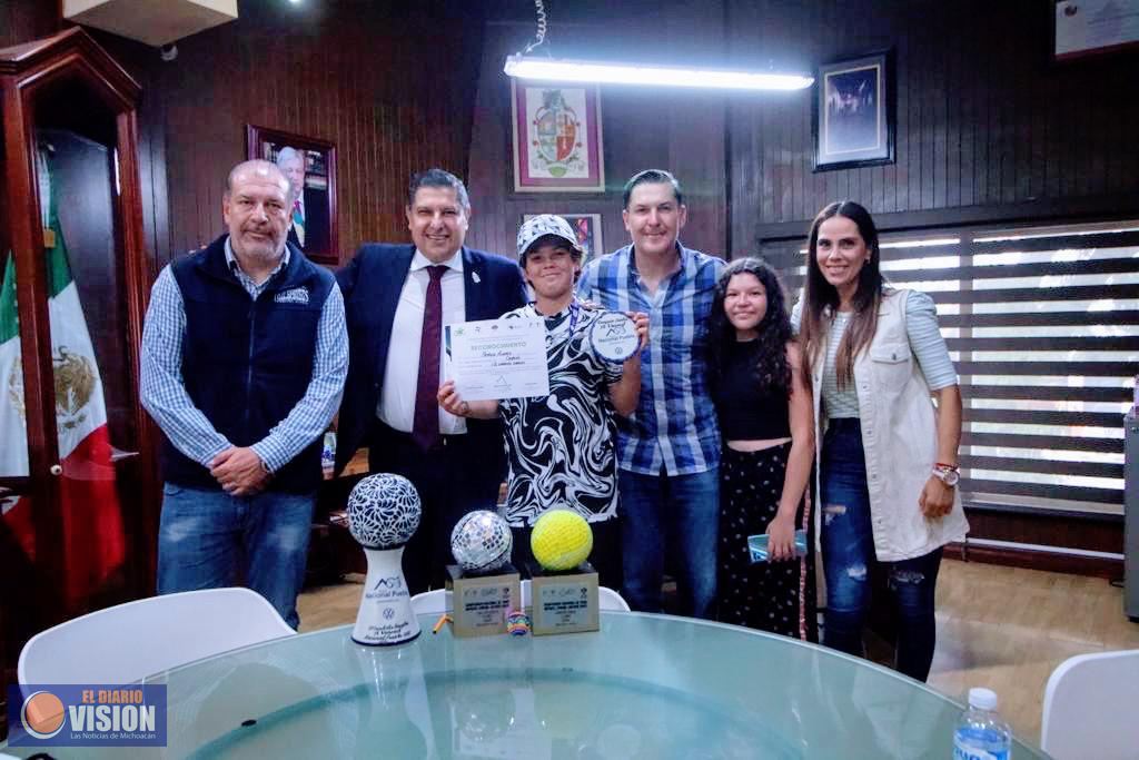 Nacho Campos recibe a Patricio Álvarez Chávez, uruapense promesa del tenis mexicano