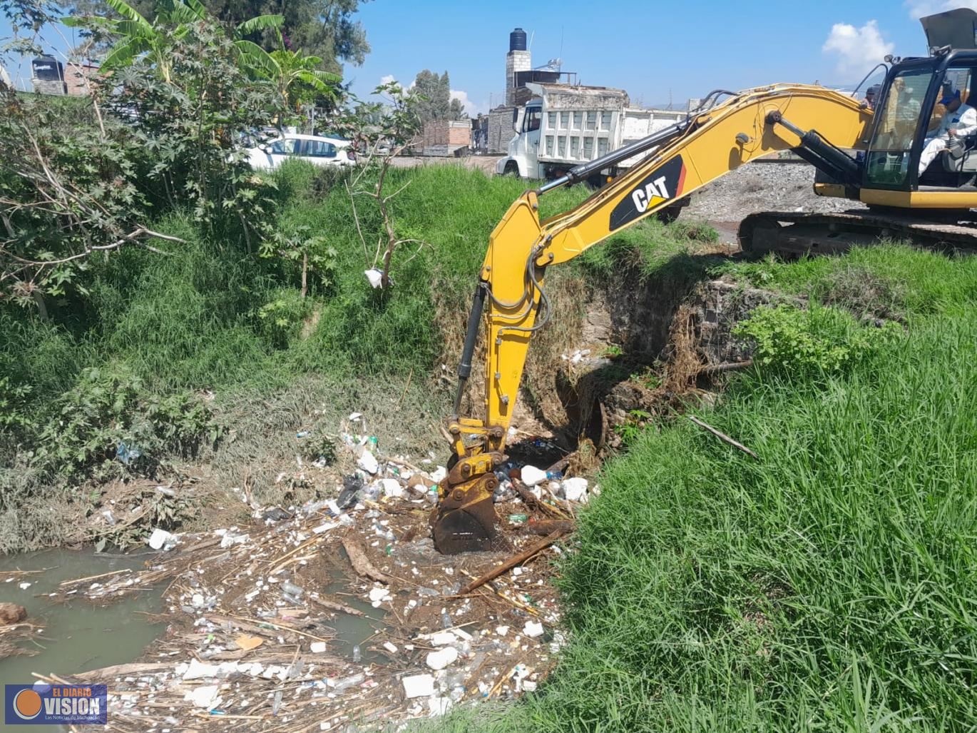 Ayuntamiento de Morelia realiza limpieza y desazolve en el dren Arroyo de Tierra