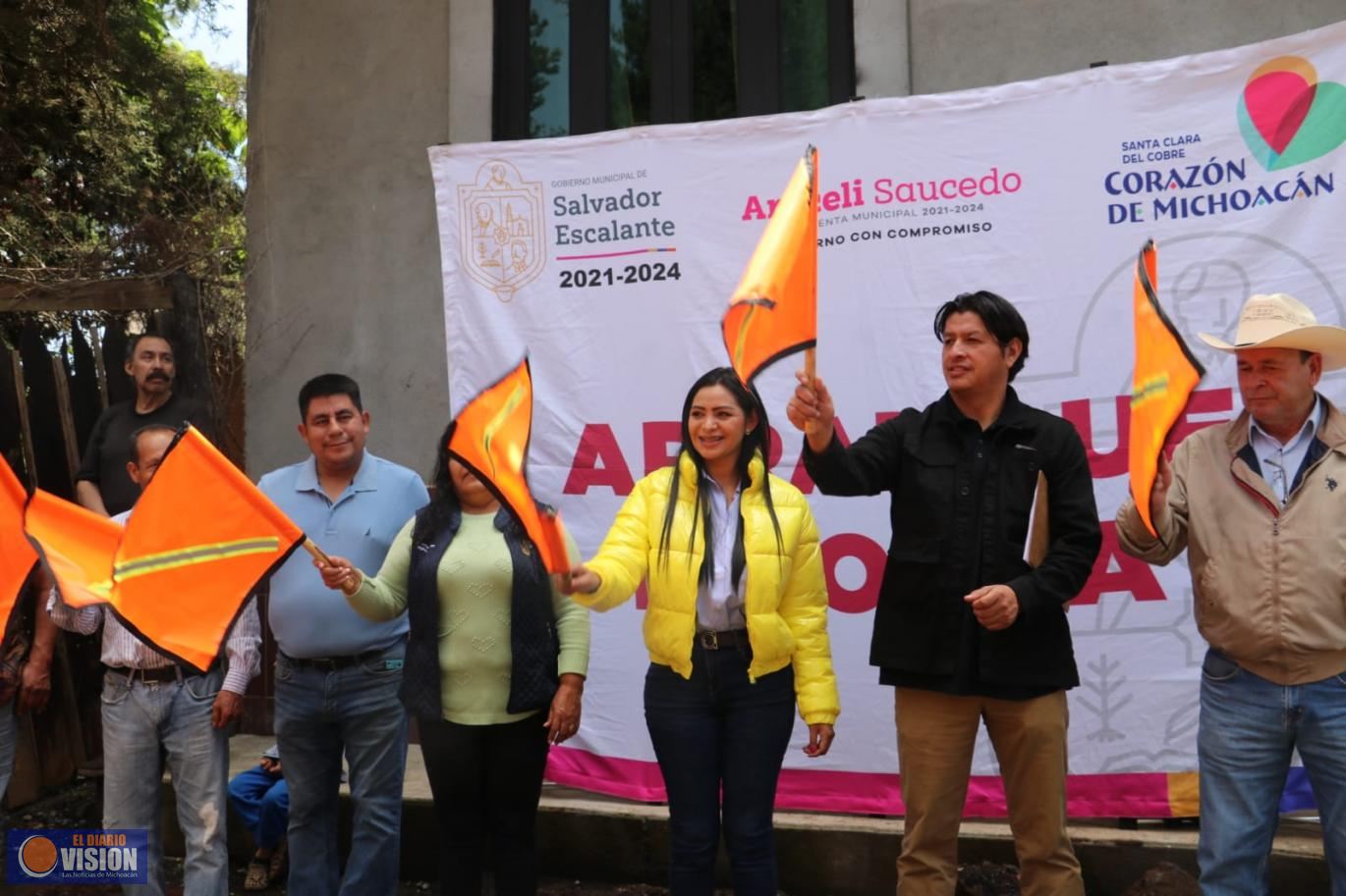 Da Araceli Saucedo Reyes banderazo de inicio de pavimentación en calle de Santa Clara de Cobre