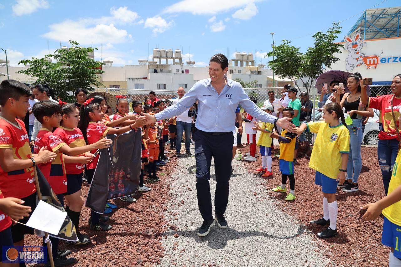 Alfonso Martínez inaugura canchas de fútbol en colonias del Oriente de Morelia