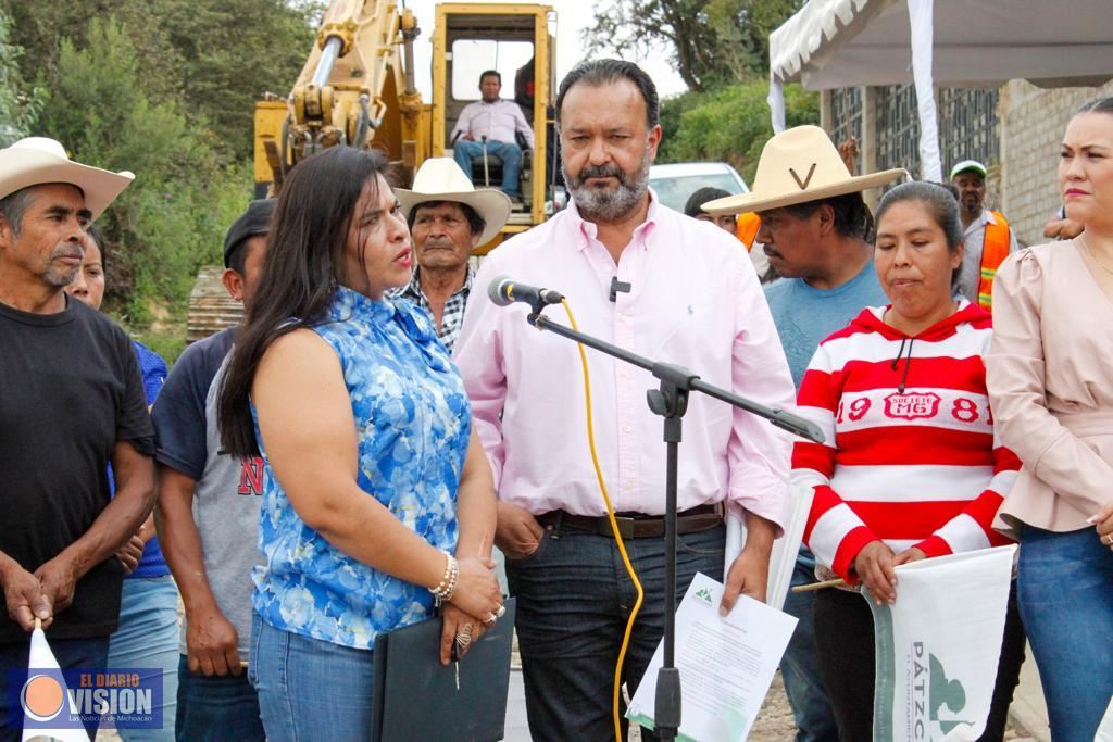 Julio Arreola,dio banderazo de la calle que comunica  a San Juan Tumbio-Santa Maria Huiramangaro 