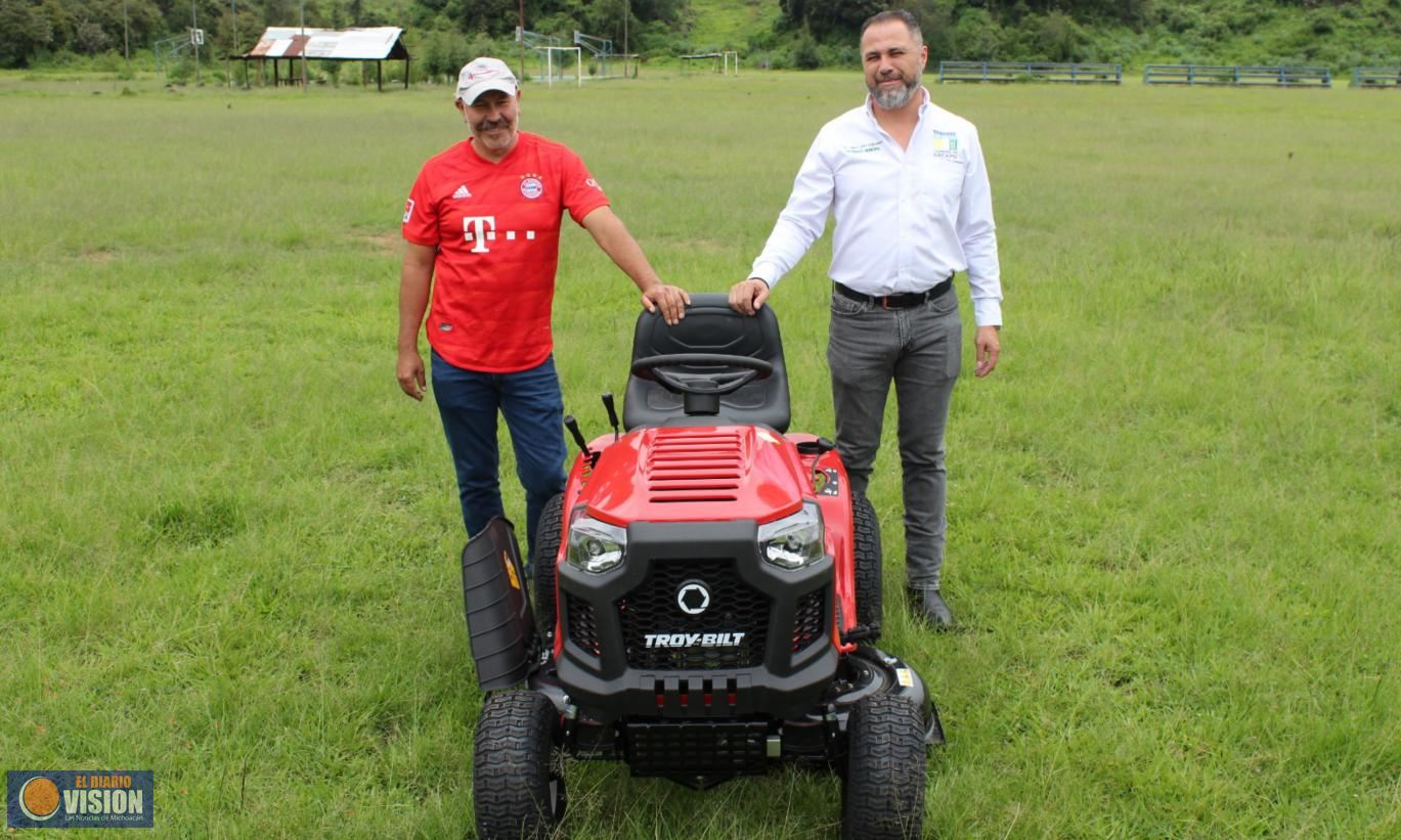 Alcalde de Zacapu fortalece instalaciones deportivas con entrega tractopodadora