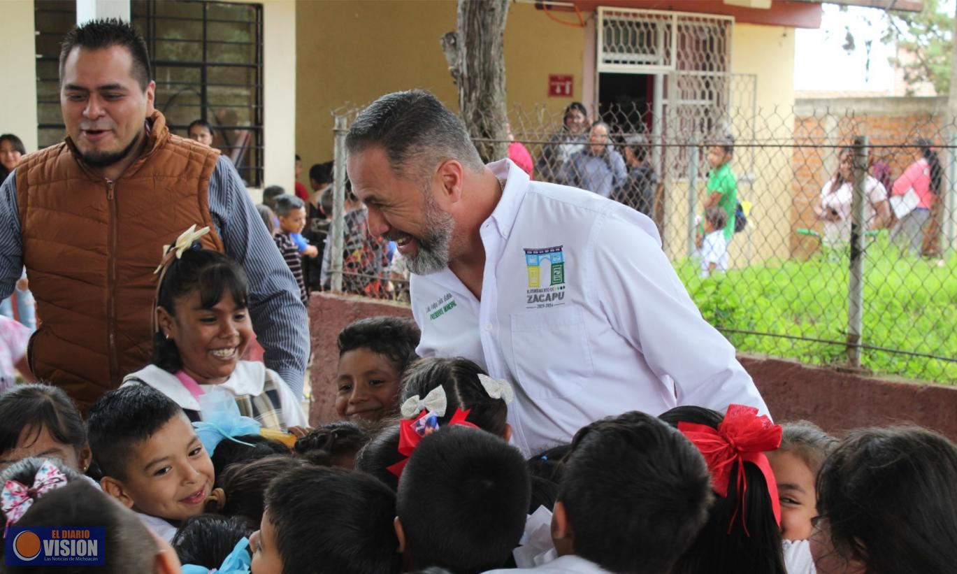 Alcalde de Zacapu realza compromiso con la educación mediante visita a la Escuela Emiliano Zapata