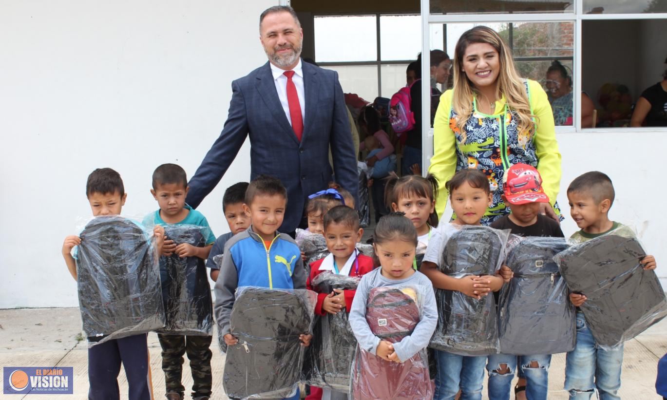 Alcalde de Zacapu entrega mochilas y refuerza compromiso con la educación