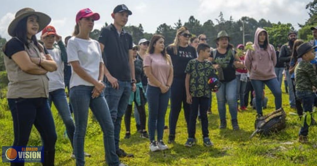 Un Día de Amor por la Naturaleza: Daniela De Los Santos Encabeza Reforestación en Umécuaro.