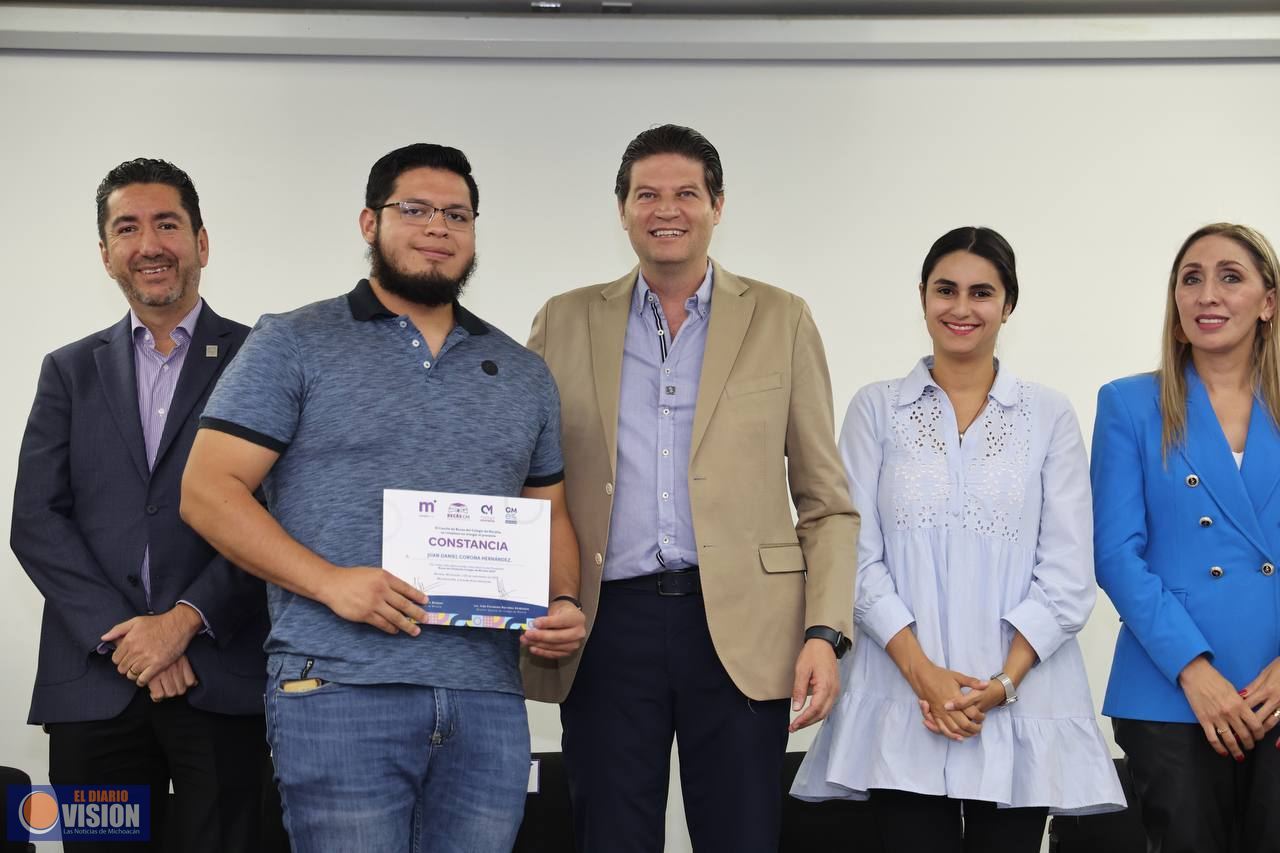 Alfonso Martínez entrega 220 becas de titulación a jóvenes morelianos