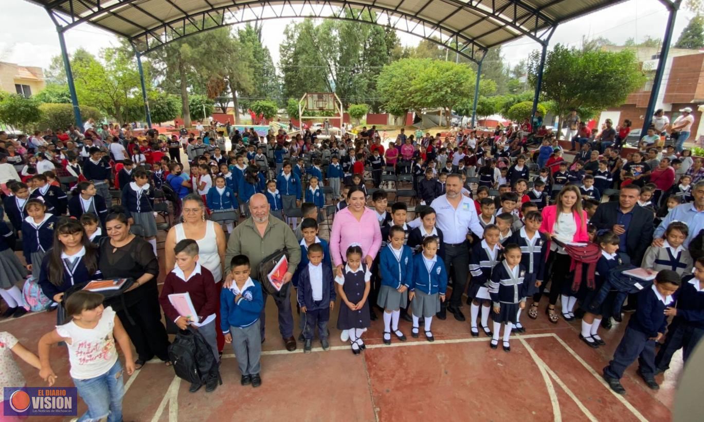 Autoridades de Zacapu se unen para entregar mochilas y útiles escolares a 300 niños