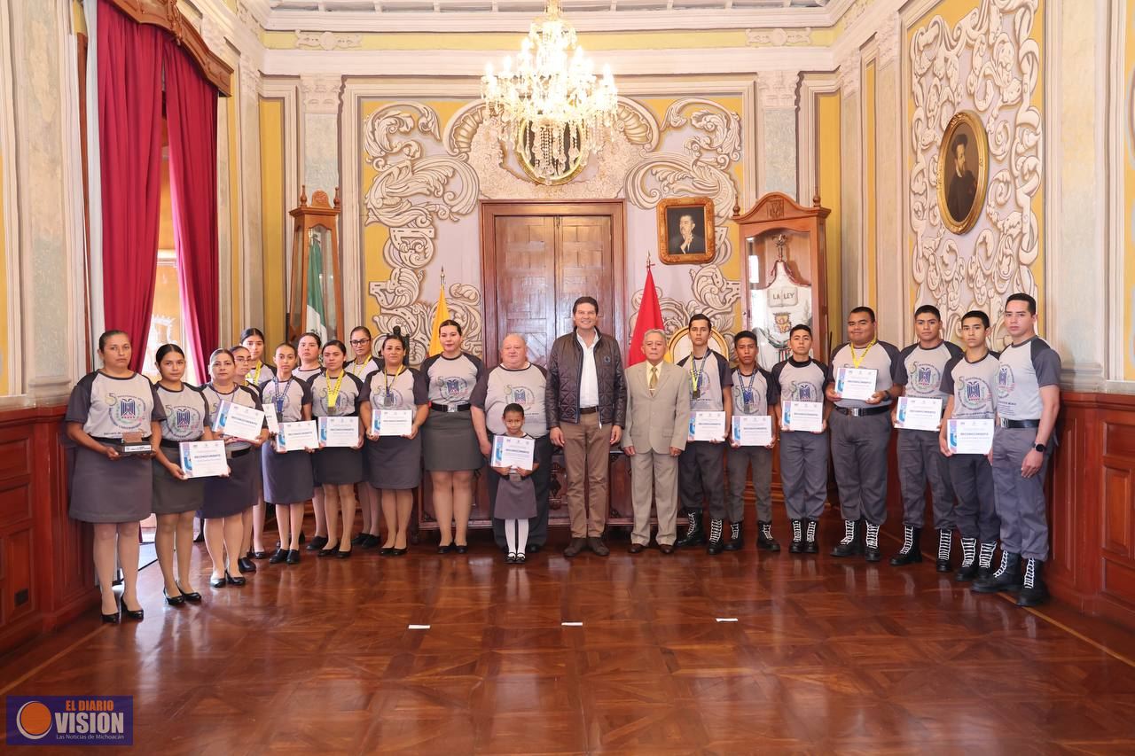 Reconoce Alfonso Martínez a integrantes del Pentatlón Deportivo Militarizado Universitario