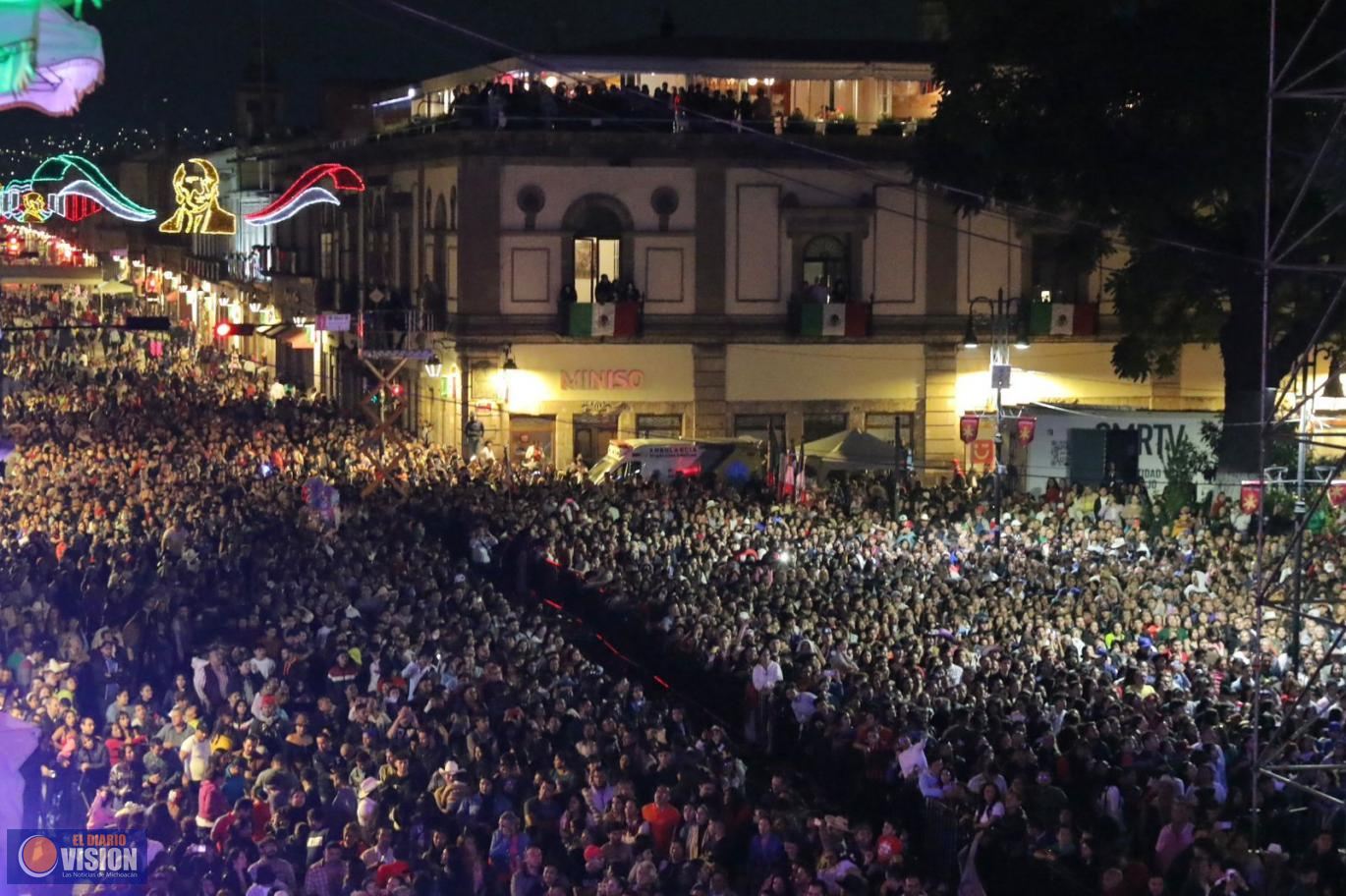 Bailó Michoacán con Julión; más de 100 mil personas cantaron a todo pulmón en la Madero