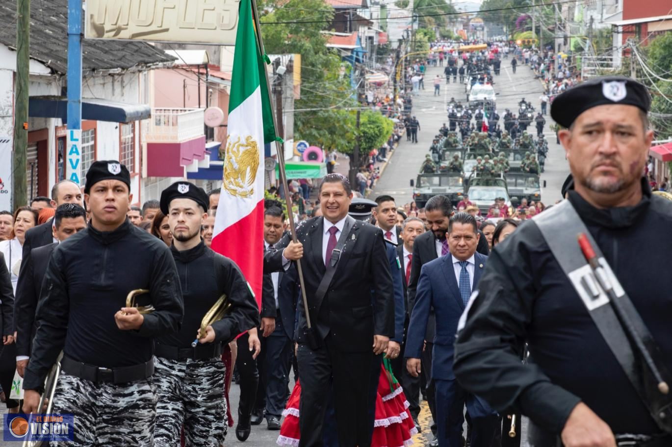 Uruapenses celebran 213 aniversario de la Independencia con colorido desfile